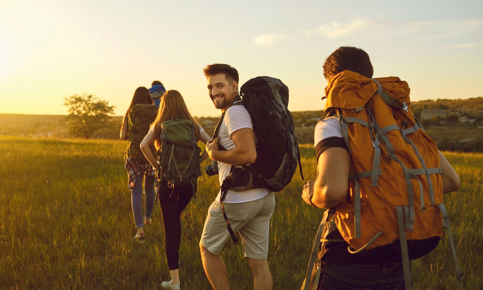 Partez randonner en Irlande l'esprit léger ! - studioroman - Canva Pro
