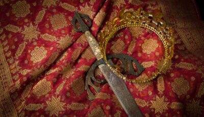 Une épée et une couronne - Canva Pro