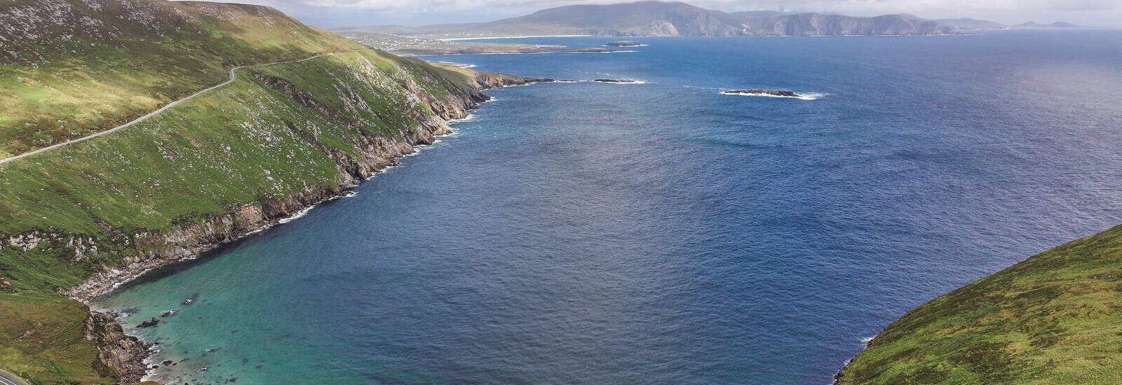 Vue aérienne de Keem Bay sur Achill Island - © Big Style Media - Fáilte Ireland