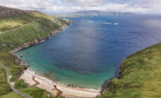 Vue aérienne de Keem Bay sur Achill Island - © Big Style Media - Fáilte Ireland