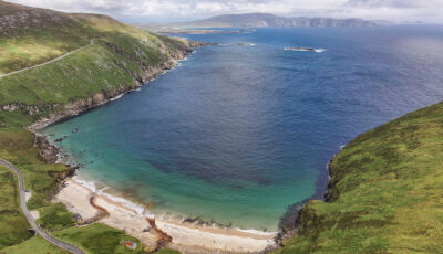 Vue aérienne de Keem Bay sur Achill Island - © Big Style Media - Fáilte Ireland