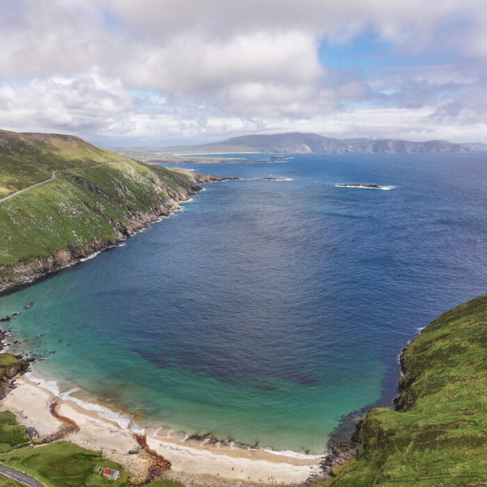 Vue aérienne de Keem Bay sur Achill Island - © Big Style Media - Fáilte Ireland