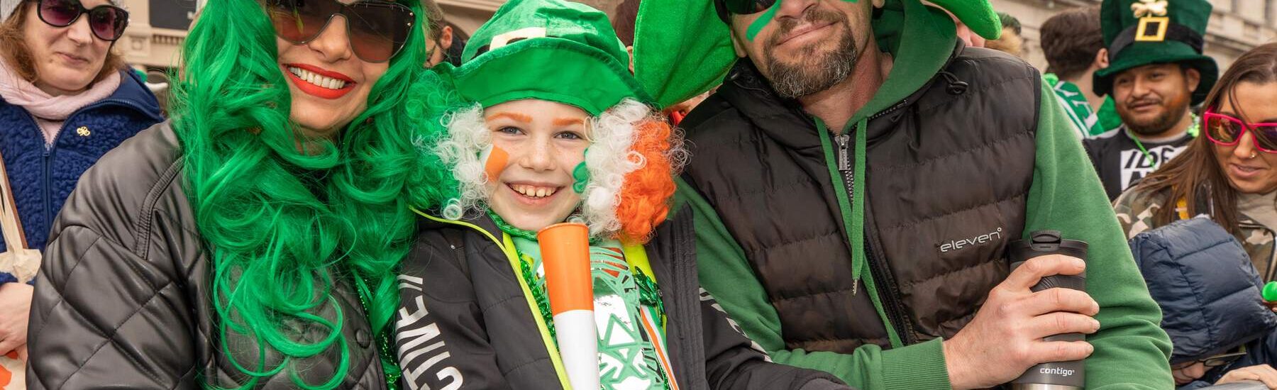 Des gens en vert à la Saint Patrick - ©Allen Kiely - Failte Ireland