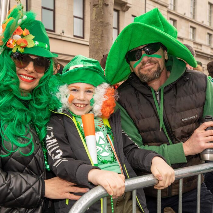 Des gens en vert à la Saint Patrick - ©Allen Kiely - Failte Ireland
