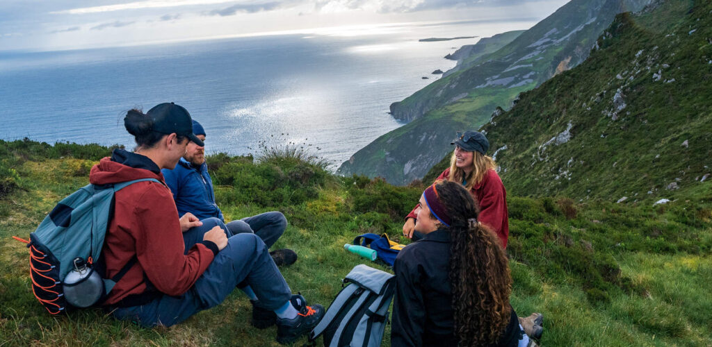 Des randonneurs face à Slieve League -  © Big Style Media - Fáilte Ireland
