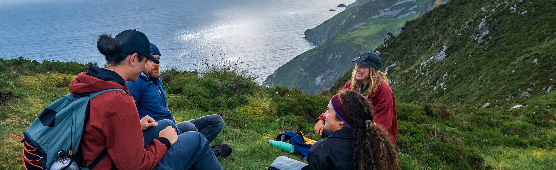 Des randonneurs face à Slieve League -  © Big Style Media - Fáilte Ireland