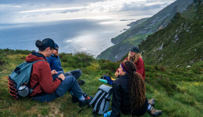 Des randonneurs face à Slieve League - © Big Style Media - Fáilte Ireland