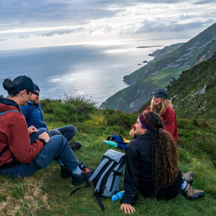Des randonneurs face à Slieve League - © Big Style Media - Fáilte Ireland