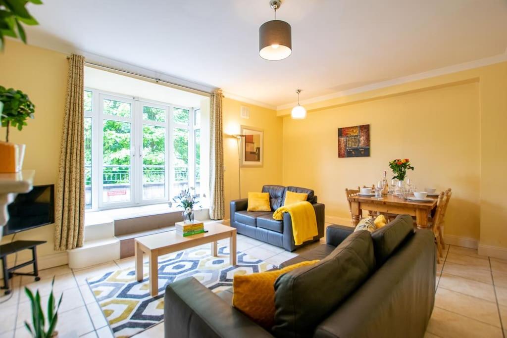 22 - Spacious Duplex by Shortstays