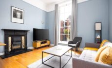2Bed Flat With Private Balcony and Fireplace