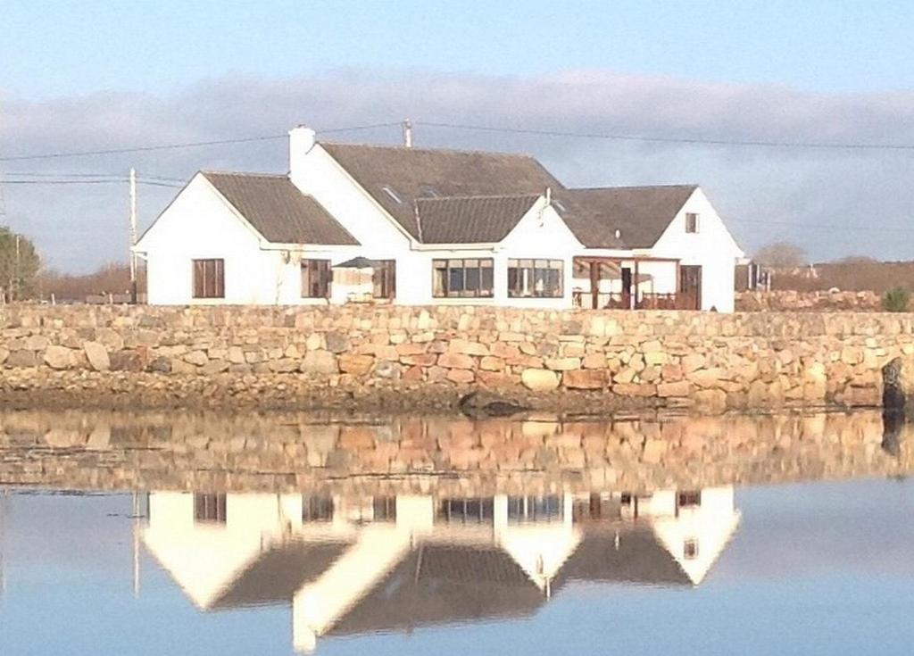 4 bedroom holiday home overlooking the sea in Connemara