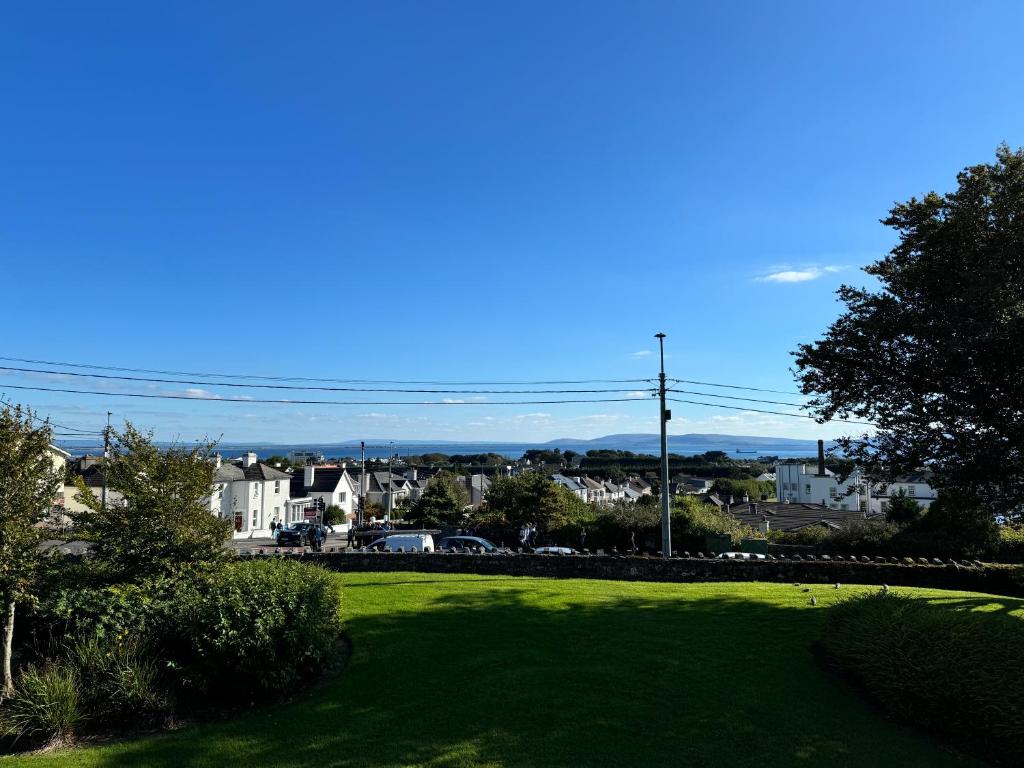 A cozy room walking distance to the beach with a private bathroom