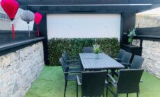 Bright 3bed sleeps 9 with secret garden 5min walk to town