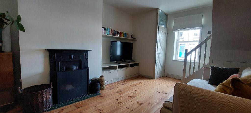Cosy Home with Office - 10 Mins Stroll to Seafront