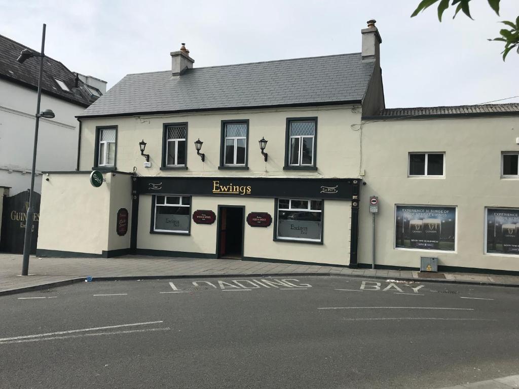 Ewings Bar & Accommodation