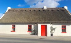 Luxury 300yr old Irish thatch cottage close to sea