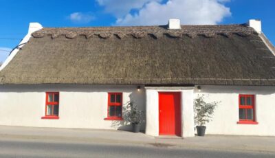 Luxury 300yr old Irish thatch cottage close to sea
