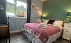 PINEBROOK House Double bed Small En-suite room beautiful garden