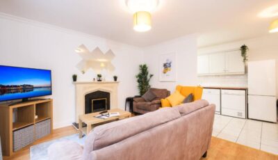 Stylish CITY Centre Townhouse, Sleeps 12 with Parking