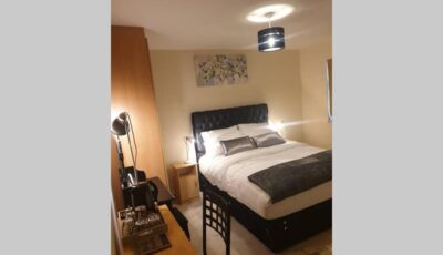 private-ensuite-room Limerick city stay
