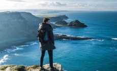 Un homme qui fait face à la vue sur la Chaussée des Géants - Felix Meynet sur Unsplash