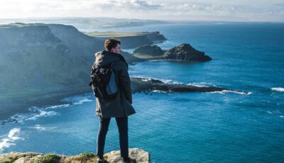 Un homme qui fait face à la vue sur la Chaussée des Géants - Felix Meynet sur Unsplash