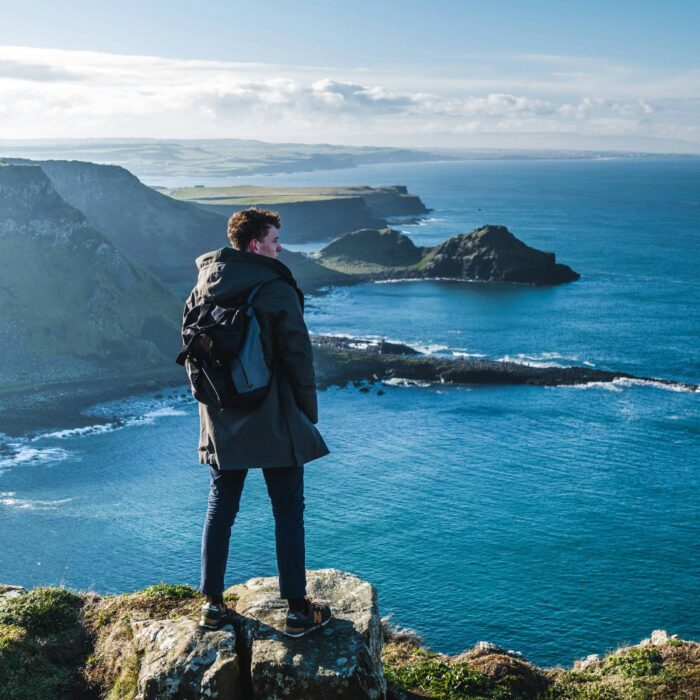 Un homme qui fait face à la vue sur la Chaussée des Géants - Felix Meynet sur Unsplash