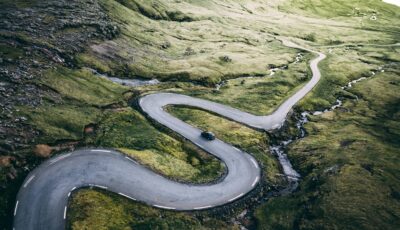Mit dem Elektroauto durch Irland reisen 2 Luftaufnahme einer irischen Straße - wirestock - Envato