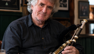 Paddy Keenan mit seinen uilleann pipes in einem irischen Pub