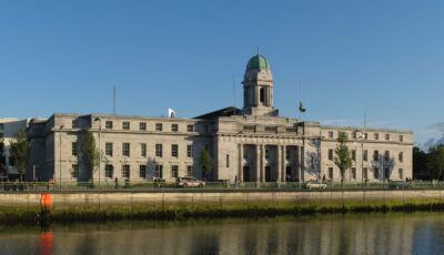 Façade de Cork City Hall au bord de la rivière Lee