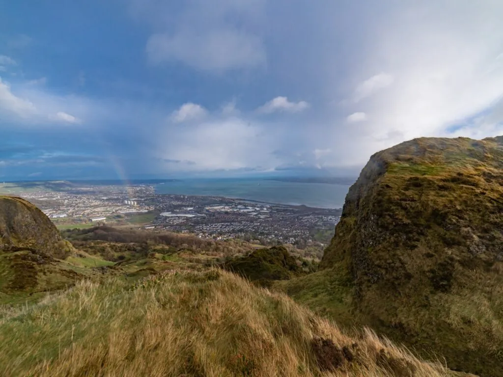 Cave Hill et sa vue sur Belfast - © stevie