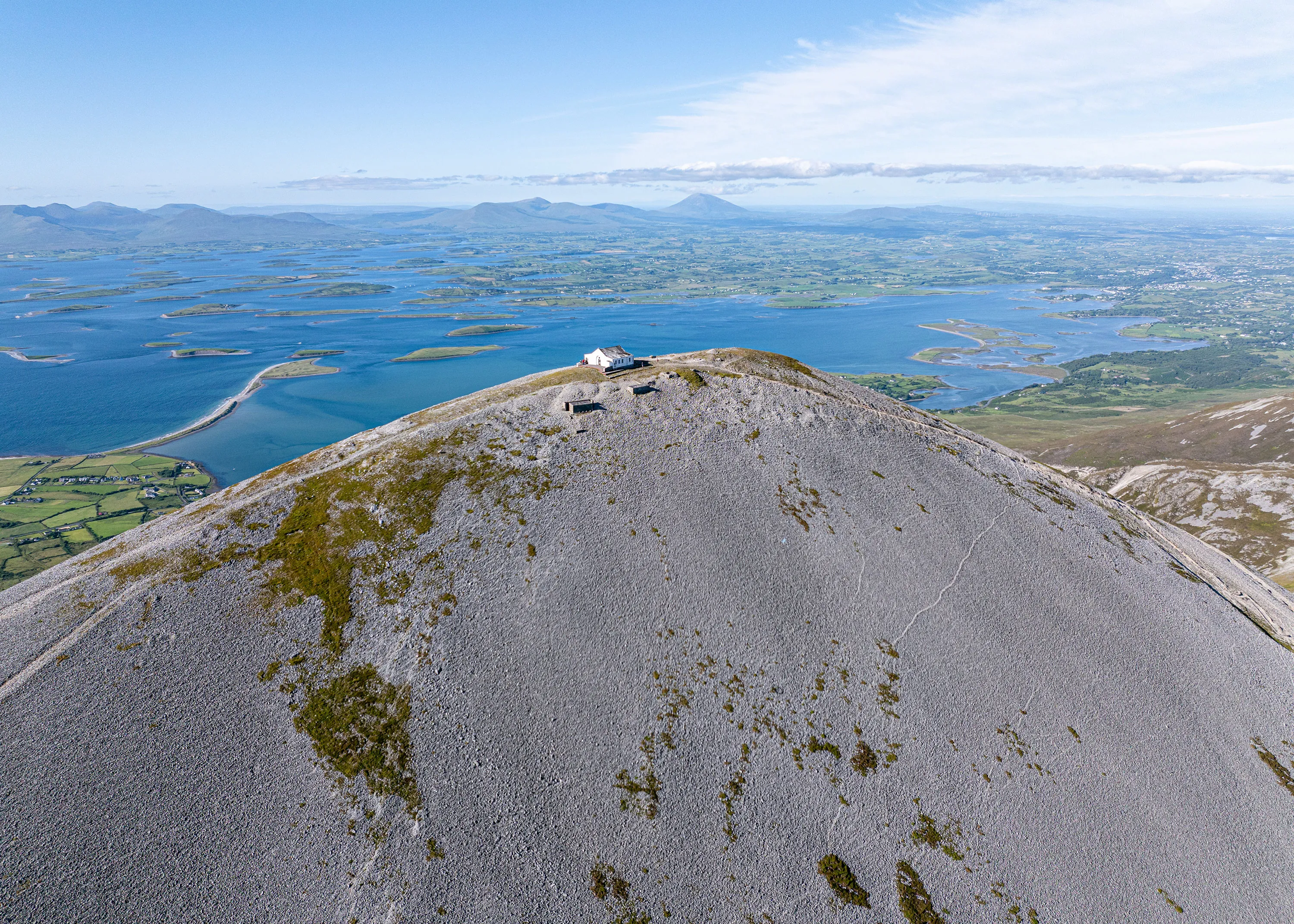 Vue aérienne de Croagh Patrick et de la Clew Bay - Big Stule Media - ©Failte Ireland