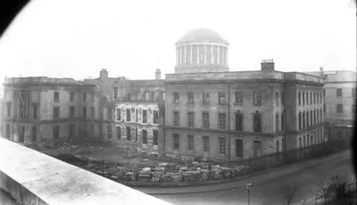 La Guerre civile irlandaise 2 Les Four Courts en plein guerre civile irlandaise - Domaine public