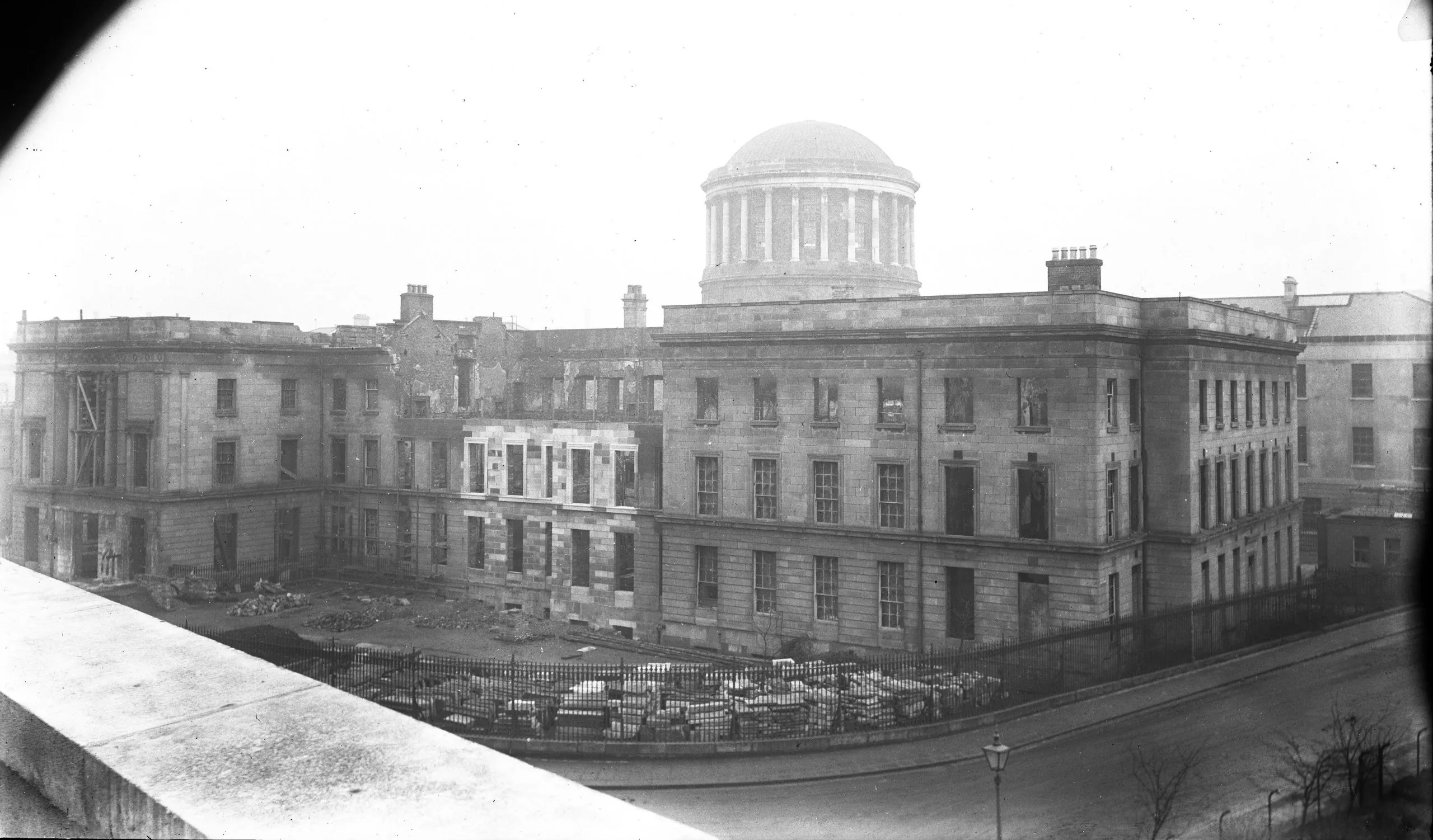 Les Four Courts en plein guerre civile irlandaise - Domaine public