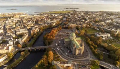 Cathédrale de Galway au bord de la rivière Corrib