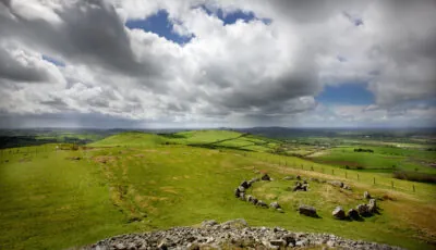 Loughcrew Cairns 1 Le Loughcrew Cairns - Michael Foley - cc