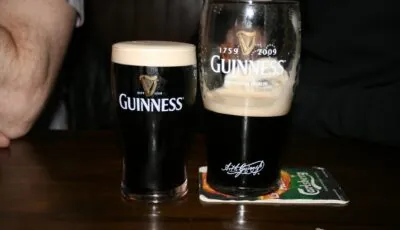Une half pint à côté d'une pinte normale - herbrm - cc