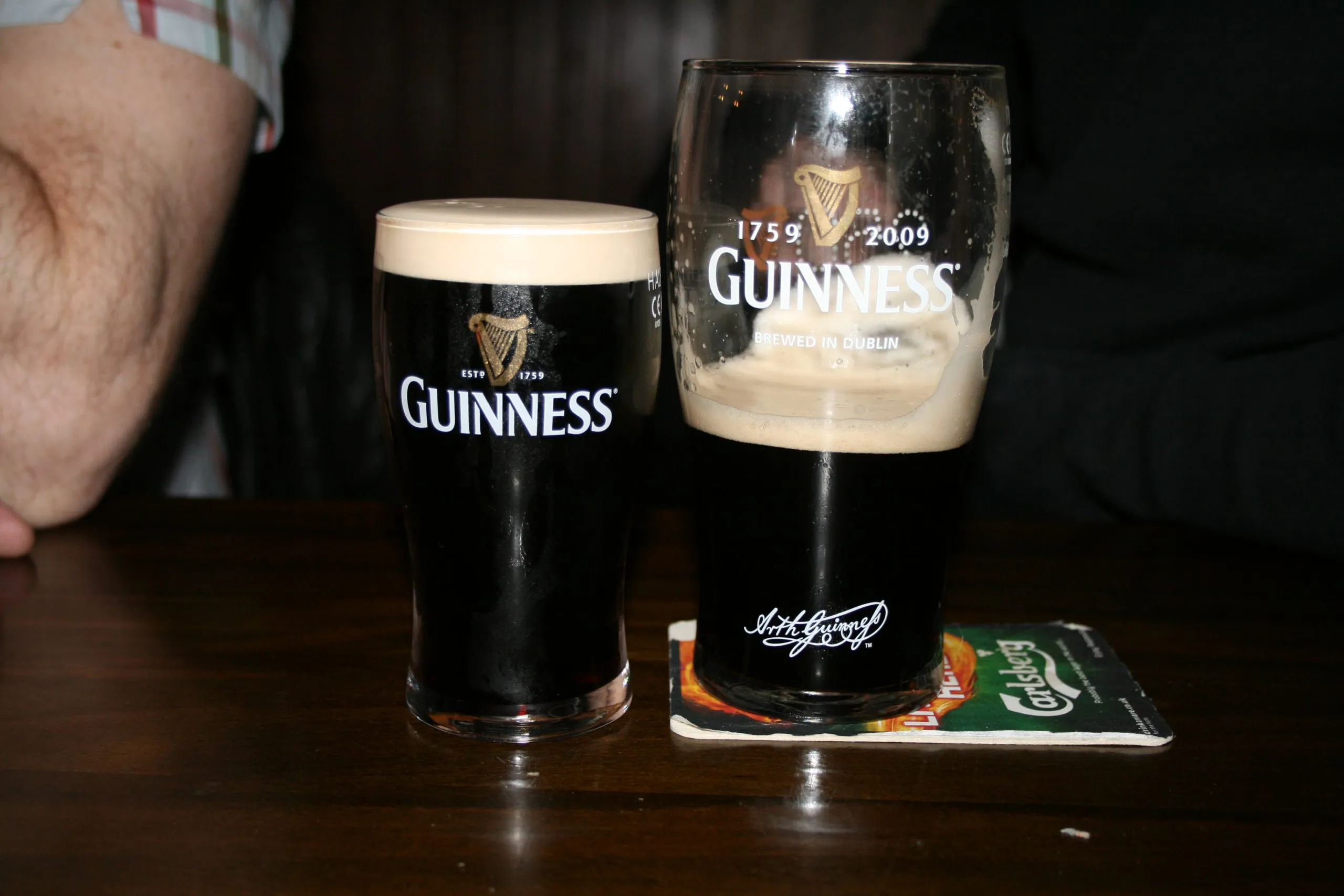 Une half pint à côté d'une pinte normale - herbrm - cc
