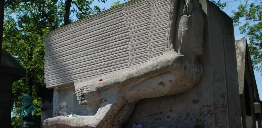 La tombe d&rsquo;Oscar Wilde, dégradée par ses admirateurs