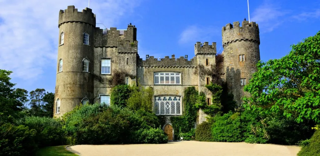 Top 8 des châteaux les plus hantés d'Irlande ! 3 Le Malahide castle - © Jenifoto