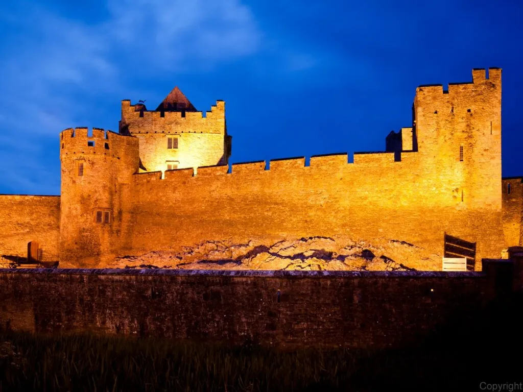 Le Cahir Castle de nuit - Gerardo Villalobos - cc