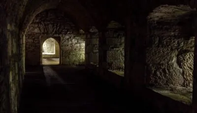 La Muckross Abbey 1 Une chambre de la Muckross abbey - © Links Productions