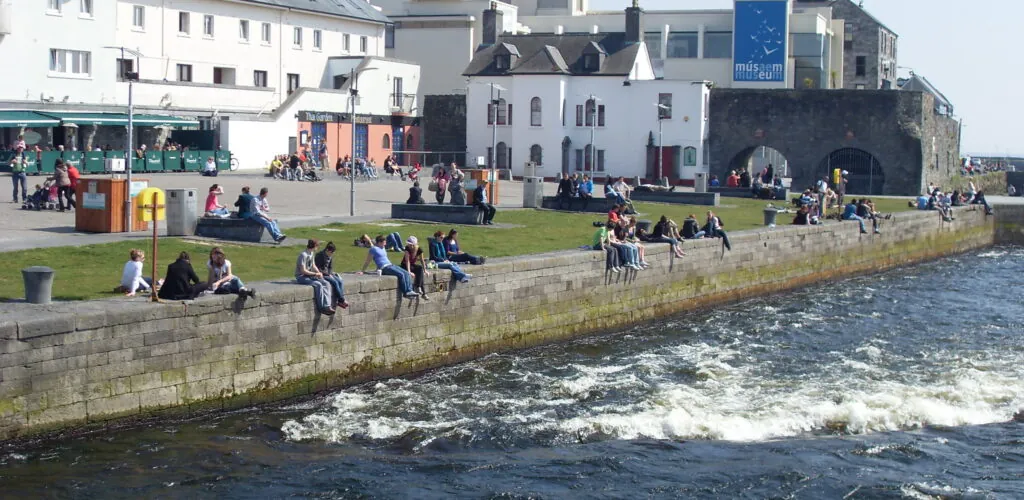 La Spanish arch à Galway - Barnacles Budget Accommodation - cc