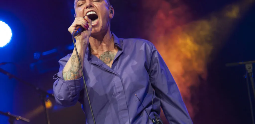Le saviez-vous ? Sinead O'Connor interprètait le générique de la saison 7 de Outlander ! 1 Sinead O'Connor - Bryan Ledgard - cc