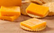 Des crackers avec du cheddar irlandais - © bhofack2