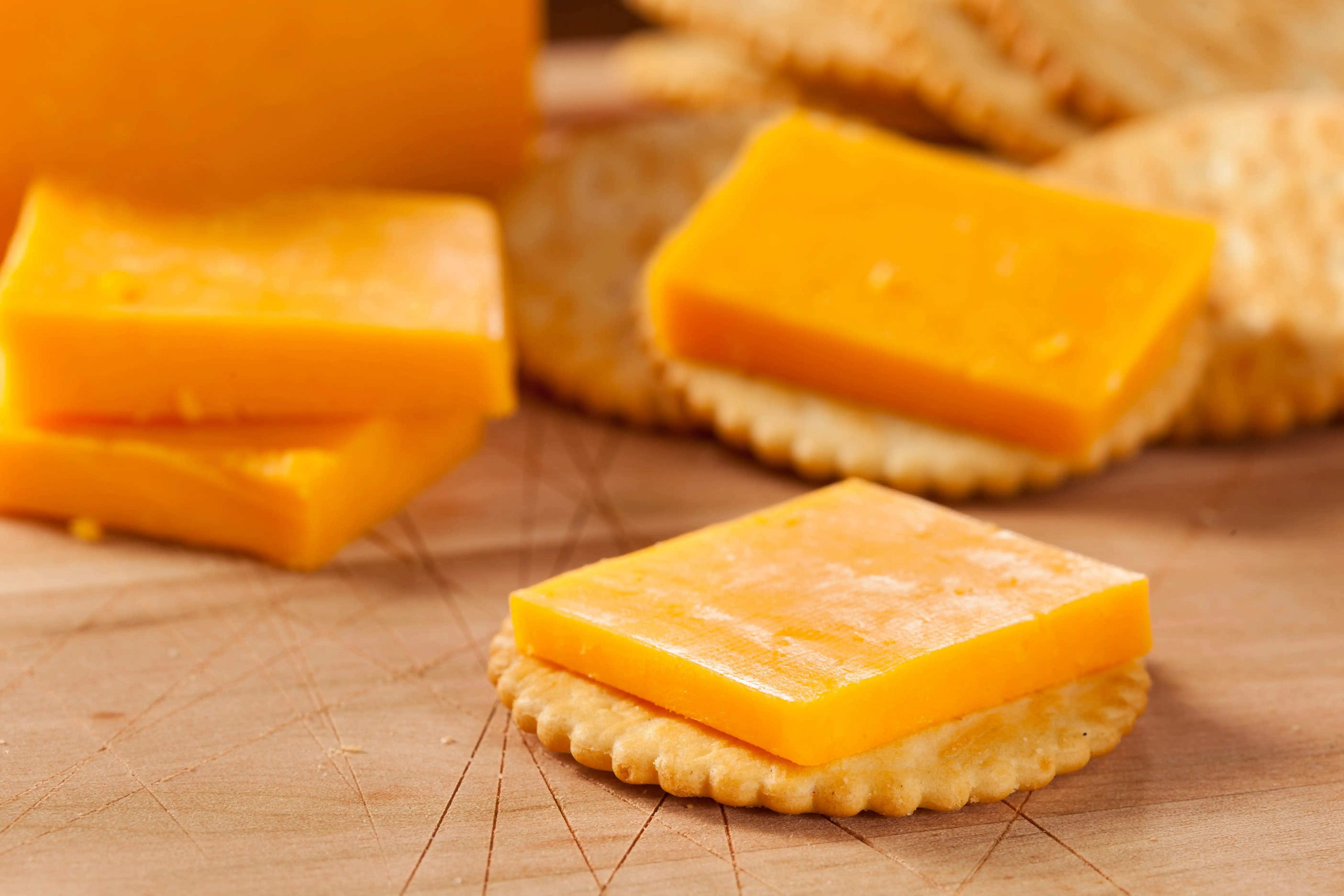 Des crackers avec du cheddar irlandais - © bhofack2