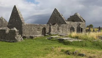 Killeany Abbey - ViennaHerby - cc