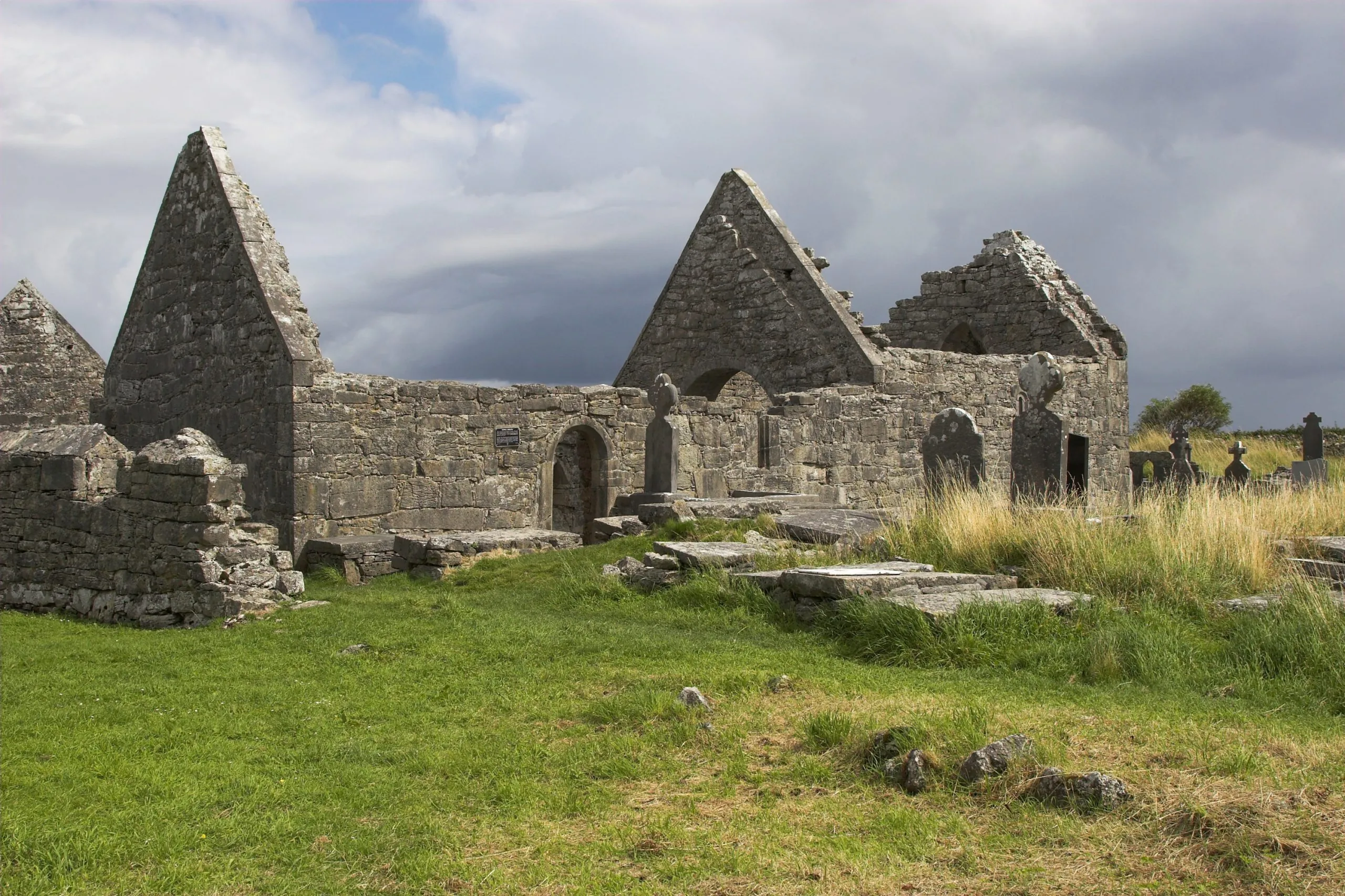 Killeany Abbey - ViennaHerby - cc