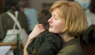 Philomena Lee, serrant son fils avant de le voir partir pour l'adoption
