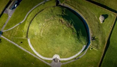 Vue aérienne de Newgrange - © Irish Drone Photography